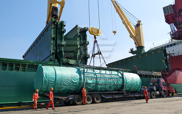 低溫污泥烘干設備吊裝現(xiàn)場 低溫污泥烘干設備吊裝現(xiàn)場